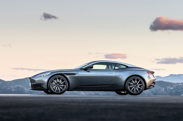 
Vẫn mang kiểu dáng fastback, Aston Martin DB11 giờ đây đã trở nên góc cạnh và cá tính hơn, nhờ nhiều chi tiết được thiết kế sắc nhọn.
