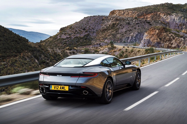 
Aston Martin DB11 đã loại bỏ kiểu thiết kế mềm mại như nhiều thế hệ trước đây, đặc biệt ở phần đuôi xe.
