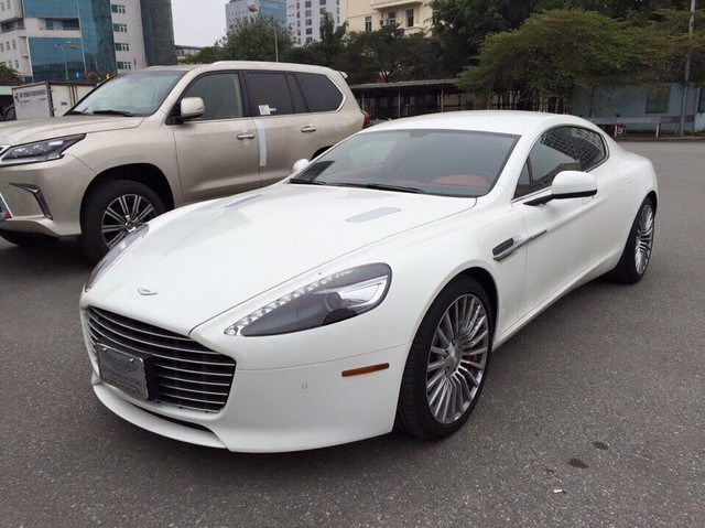 Khối động cơ V12 của Rapide S tương tự như thế hệ đầu tiên nhưng hãng Aston Martin đã tinh chỉnh lại để tăng thêm 80 mã lực. Nhờ đó, Aston Martin Rapide S sở hữu công suất tối đa 550 mã lực, thời gian tăng tốc từ 0-100 km/h trong 4,7 giây và vận tốc tối đa 306 km/h. Tại thị trường nước ngoài, Aston Martin Rapide S có giá bán vào khoảng 206.000 USD.