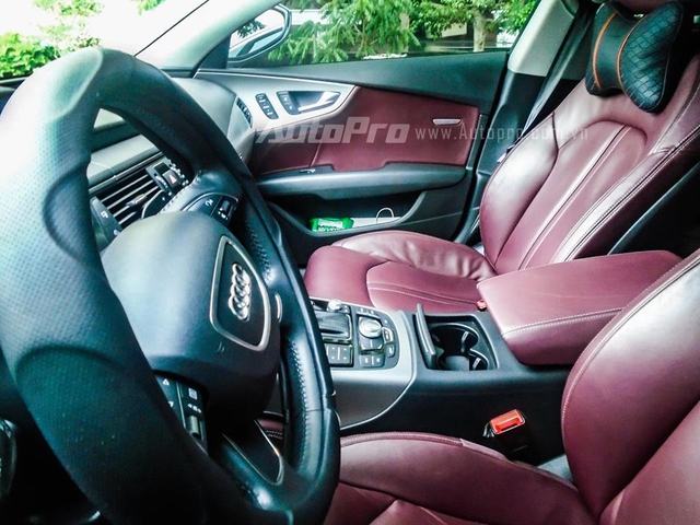 
Bên trong khoang lái vẫn được giữ nguyên với những trang bị thường thấy trên các dòng Audi A7 Sportback như nội thất được bọc da cao cấp và có màu đỏ đun, vô lăng 4 chấu tích hợp nhiều phím chức năng và ghế da cao cấp. Khu vực điều khiển trung tâm với màn hình cảm ứng 6,5 inch, hệ thống giải với loa Bose hoặc Bang & Olufsen.
