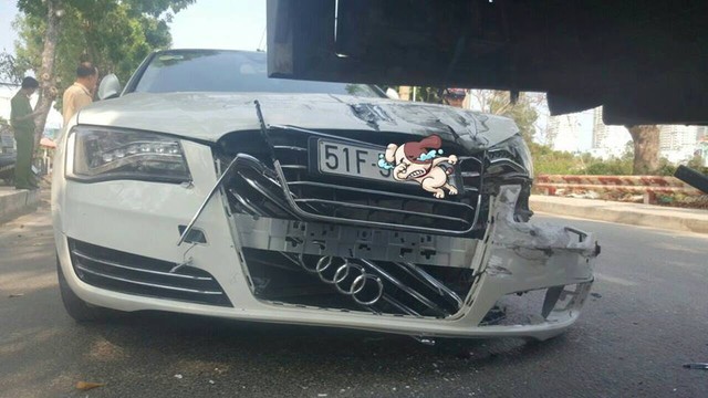 
Phần đầu xe Audi A8L thiệt hại nghiêm trọng.
