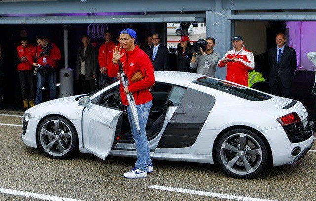 
Cristiano Ronaldo bên chiếc siêu xe Audi R8 mui trần.
