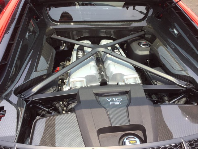 
Khối động cơ V10, dung tích 5,2 lít, tương tự như phiên bản tiêu chuẩn, tuy nhiên, đã được tinh chỉnh lại giúp công suất tối đa của R8 Plus 2016 đạt 610 mã lực và mô-men xoắn cực đại 540 Nm.
