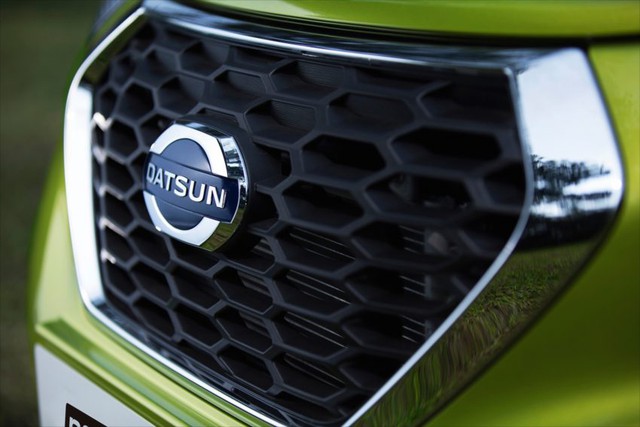
Trên đầu xe, Datsun redi-GO được trang bị lưới tản nhiệt hình lục giác với viền mạ crôm dày dặn, đèn pha góc cạnh và tấm ốp gầm màu bạc vốn thường thấy trên xe hatchback lai crossover.
