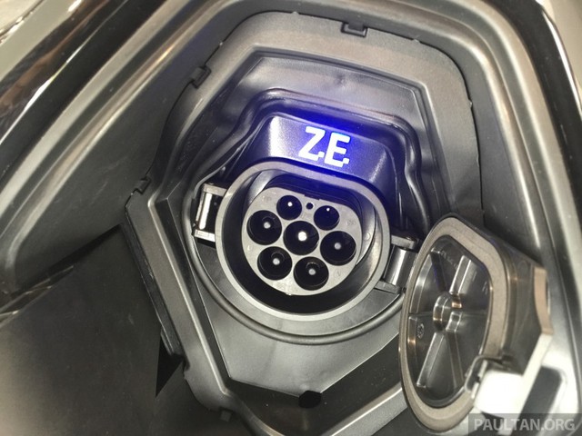 
Theo hãng Renault, người dùng có thể sạc Zoe bằng mọi nguồn điện, tất nhiên thời gian nạp sẽ khác nhau. Nếu người lái dùng bộ sạc 3,6 kWh thông thường, thời gian sạc đầy pin của Renault Zoe là 9 tiếng đồng hồ. Con số tương ứng với sạc nhanh 7 kWh là 4 tiếng đồng hồ. Sau khi được sạc đầy, Renault Zoe có thể hoàn thành quãng đường 210 km.
