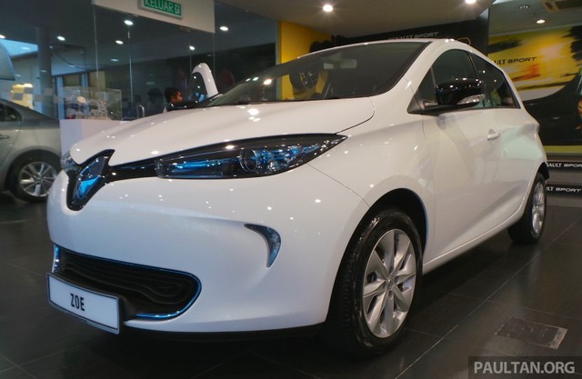 
Tại thị trường Malaysia, Renault Zoe có giá khởi điểm 145.888 RM, tương đương 789,7 triệu Đồng. Hãng Renault đã bắt đầu mở sổ nhận đơn đặt hàng dành cho Zoe tại thị trường Malaysia từ tháng 4/2015. Mãi đến nay, những chiếc Zoe mới có mặt tại các showroom của Renault ở Malaysia.
