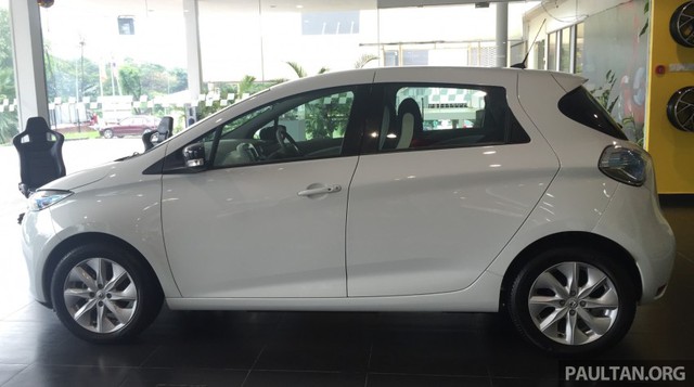 
Renault Zoe là mẫu xe điện lần đầu tiên trình làng toàn cầu vào năm 2012. Xe sở hữu kích thước tương đương với Ford Fiesta, cụ thể là chiều dài tổng thể 4.084 mm, rộng 1.730 mm, cao 1.562 mm và chiều dài cơ sở 2.588 mm.
