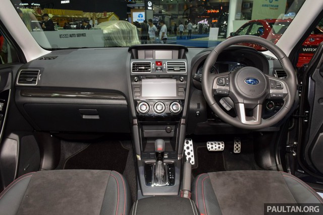 
Subaru Forester 2016 có 3 chế độ lái khác nhau, chọn bằng nút bấm trên cần số. Bên trong xe có thiết kế quen mắt nhưng đã được nâng cấp để tạo cảm giác cao cấp hơn.
