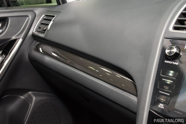 
Đầu tiên, hãng Subaru đưa những bộ phụ kiện bằng da, đen bóng/màu bạc/giả sợi carbon và crôm vào ốp cửa, bảng táp-lô, viền khe gió điều hòa cũng như cụm điều khiển trung tâm trong Forester 2016.
