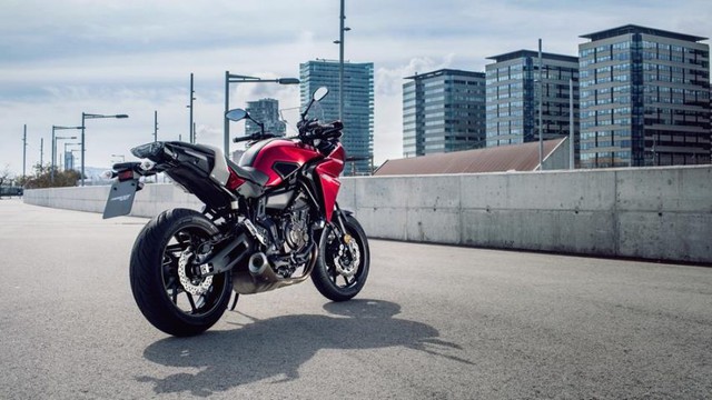 Theo hãng Yamaha, Tracer 700 2016 nặng 198 kg và sở hữu yên cao 835 mm. Như vậy, yên của Yamaha Tracer 700 2016 cao hơn một chút so với con số 805 mm của MT-07.