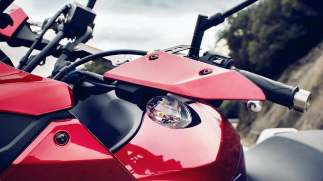 
Về phụ kiện, Yamaha Tracer 700 2016 có túi đựng đồ mềm hai bên đuôi xe, hộp cứng bên trên và kính chắn gió cao hơn.
