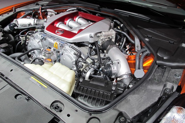 
Bên dưới nắp capô của Nissan GT-R 2017 là khối động cơ V6, tăng áp kép, dung tích 3,8 lít, sản sinh công suất tối đa 565 mã lực tại vòng tua máy 6.800 vòng/phút và mô-men xoắn cực đại 633 Nm tại dải vòng tua 3.300 - 5.800 vòng/phút. So với phiên bản cũ, Nissan GT-R 2017 mạnh hơn 15 mã lực và 3 Nm. Trong khi đó, so với phiên bản đời đầu, GT-R 2017 thậm chí còn mạnh hơn 90 mã lực.
