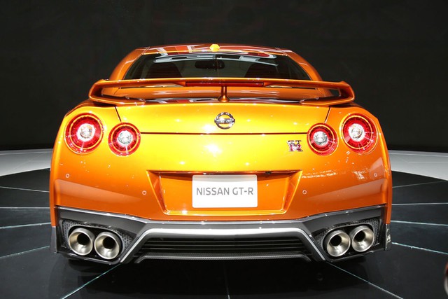 
Trong khi đó, đuôi xe được mở rộng và có thiết kế hầm hố hơn. Tất cả mang đến một Nissan GT-R 2017 có thiết kế sắc sảo và thể thao hơn, đồng thời cải thiện sự cân bằng khi chạy ở tốc độ cao. Hệ số lực cản không khí của Nissan GT-R 2017 chỉ dừng ở mức 0,26 Cd.
