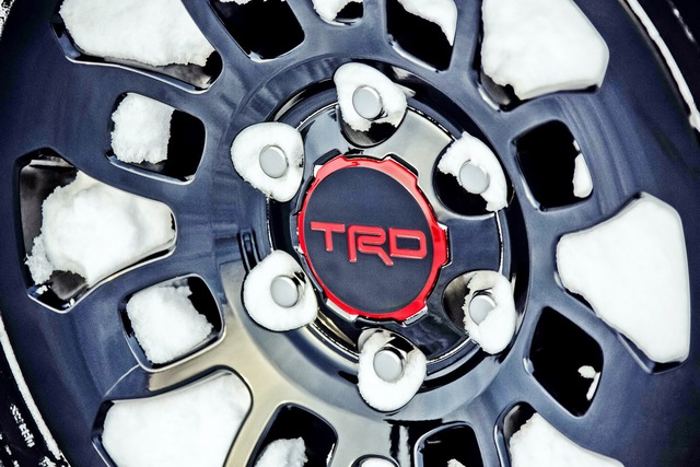 
Ở bên ngoài, Toyota Tacoma TRD Pro 2017 có bộ vành hợp kim TRD với đường kính 16 inch và sơn màu đen. Bộ vành đi kèm với lốp Goodyear Wrangler toàn địa hình được gia cố bằng chất liệu Kevlar.
