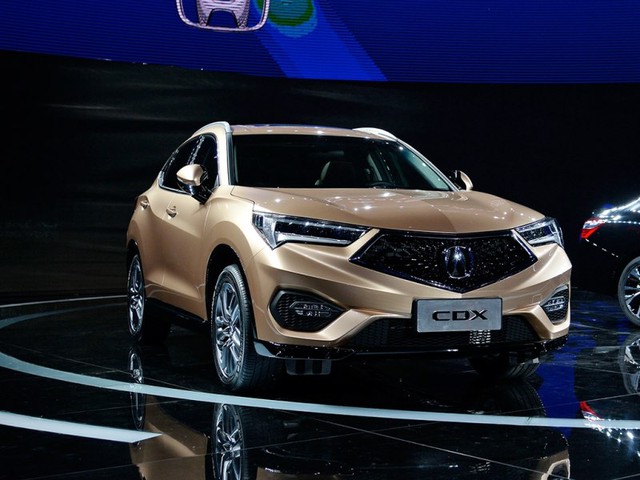 
Trong sự kiện dành cho giới truyền thông trước thềm triển lãm Bắc Kinh 2016, ngoài mẫu SUV đầu bảng hoàn toàn mới Avancier, hãng Honda còn giới thiệu cả Acura CDX hạng sang. Tương tự Honda Avancier, Acura CDX cũng được giữ kín thiết kế nội thất để chờ đến triển lãm Bắc Kinh 2016 khai mạc vào ngày mai.
