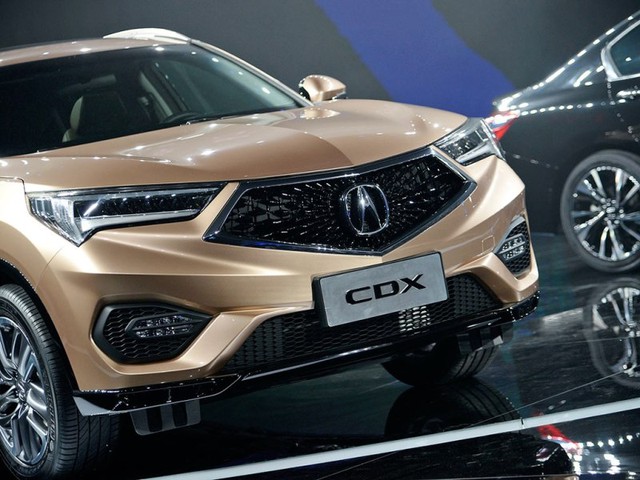 
Nhìn chung, Acura CDX được thiết kế theo phong cách sắc sảo và góc cạnh. Trên đầu xe có logo của Acura rất to. Thậm chí, Acura CDX là mẫu xe thương mại có logo của nhà sản xuất to nhất từ trước đến nay. 
