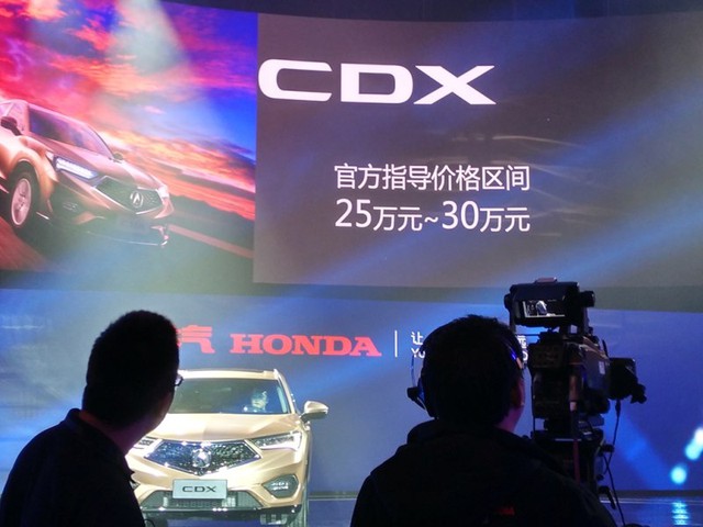 
Dự kiến, Acura CDX sẽ có mặt trên thị trường Trung Quốc vào quý VI năm nay với giá dao động từ 250.000 - 300.000 Nhân dân tệ, tương đương 857 triệu - 1,03 tỷ Đồng.
