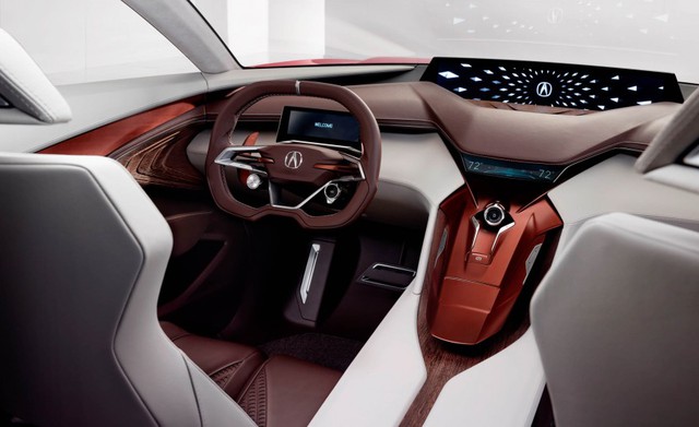
Bước vào bên trong Acura Precision Concept, mọi người sẽ thấy bộ ghế thanh mảnh và màn hình uốn lượn dành cho hệ thống thông tin giải trí. Giao diện kết nối giữa người và xe dạng kỹ thuật số mới (HMI) được điều khiển thông qua touchpad. Mọi núm bấm cơ học quen thuộc trên những dòng xe thương mại đều được thay thế bằng touchpad.
