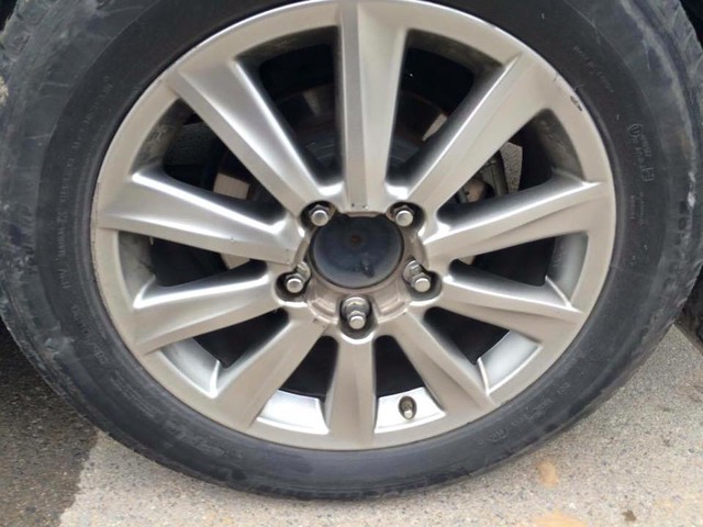 
Logo Lexus trên đầu, đuôi và trục bánh xe đều bị trộm dọn sạch.
