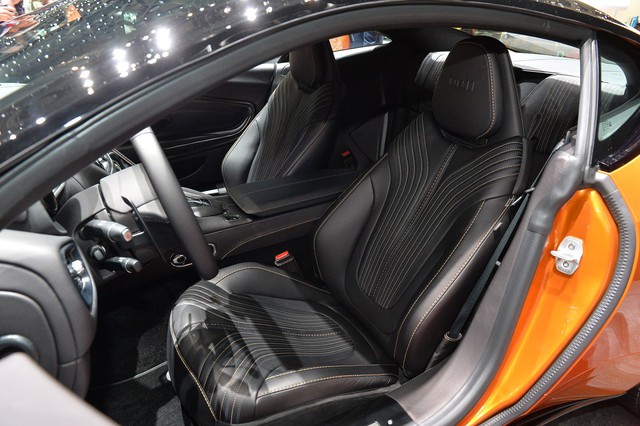 
Một số trang thiết bị tùy chọn khác của Aston Martin DB11 bao gồm dàn âm thanh Bang & Olufsen 1.000 W, trần xe màu đen bóng, ghế thông khí, vịn tay và đệm lưng ghế chỉnh điện.
