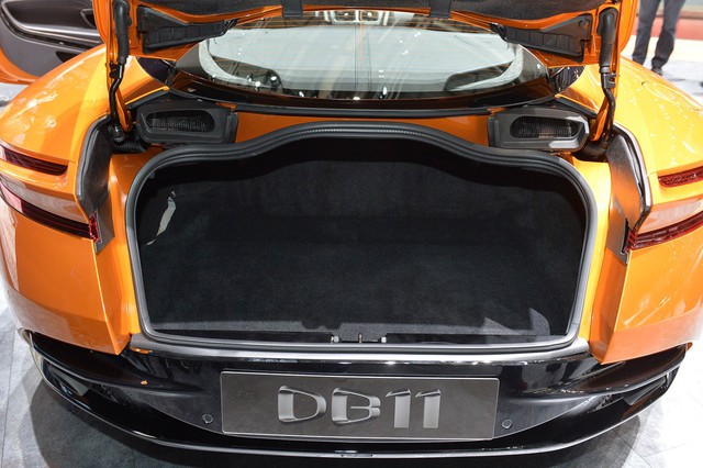 
Bản thân khoang hành lý của Aston Martin DB11 cũng có thể tích tăng 20% lên 270 lít so với DB9. Trong khi đó, trọng lượng khô của Aston Martin DB11 chỉ dừng ở mức 1.770 kg, phân bổ theo tỷ lệ 51% trước và 49% sau.
