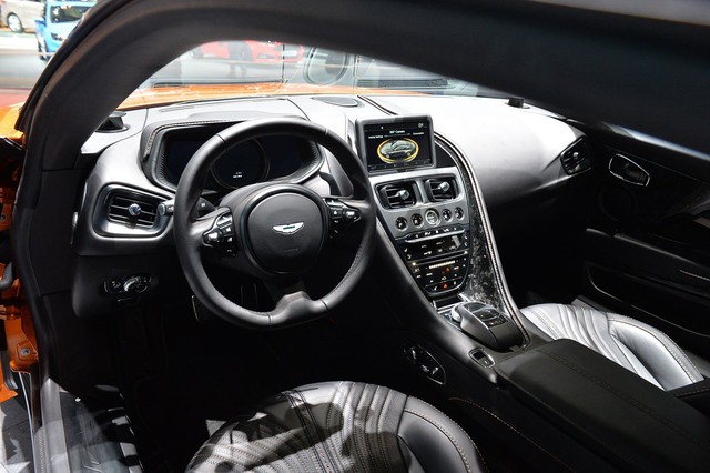 
Bên trong Aston Martin DB11 là không gian nội thất rộng rãi hơn nhờ chiều dài cơ sở tăng lên. Bước vào bên trong, người lái sẽ thấy cụm đồng hồ kỹ thuật số 12 inch và màn hình 8 inch của hệ thống thông tin giải trí.
