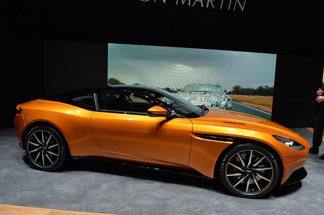 So với đàn anh DB9, Aston Martin DB11 dài, rộng và thấp hơn.