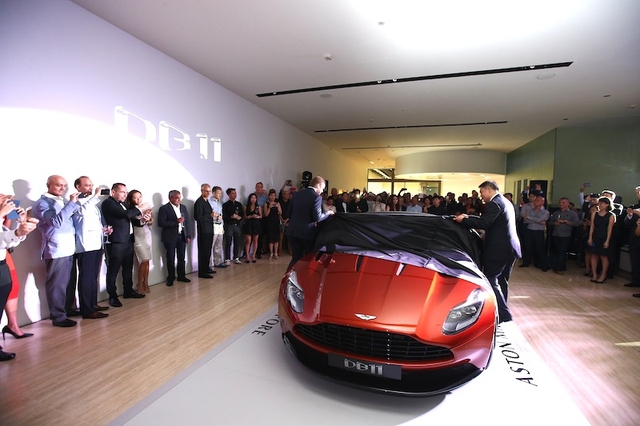 
Aston Martin DB11 là mẫu xe thể thao hạng sang hoàn toàn mới đã chính thức trình làng trong triển lãm Geneva 2016 vừa qua. Điều bất ngờ là trong thời gian triển lãm Geneva 2016 diễn ra, Aston Martin DB11 còn được giới thiệu tại một thị trường đơn lẻ khác, đó là Singapore.

