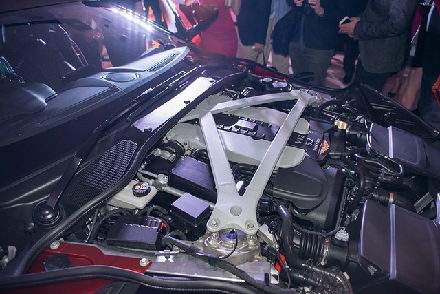 
Là mẫu xe kế nhiệm của DB9, Aston Martin DB11 được trang bị động cơ V12, Biturbo, dung tích 5,2 lít, sản sinh công suất tối đa 600 mã lực tại vòng tua máy 6.500 vòng/phút và mô-men xoắn cực đại 700 Nm tại vòng tua máy 1.500 vòng/phút.
