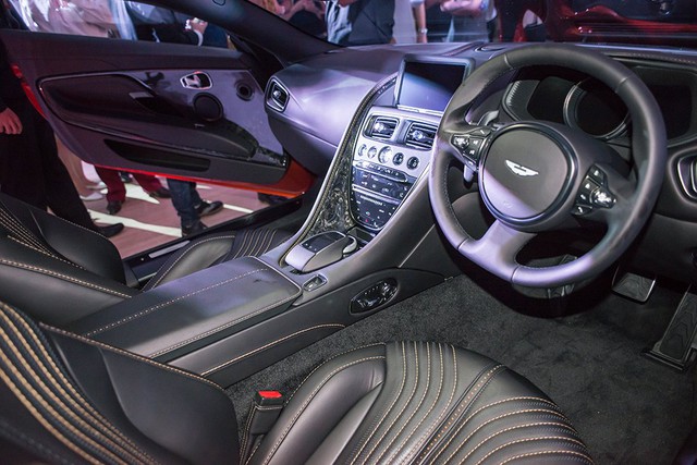 
Bên trong Aston Martin DB11 là không gian nội thất rộng rãi hơn nhờ chiều dài cơ sở tăng lên.
