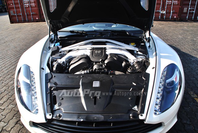 
Trái tim của Aston Martin Vanquish Carbon Edition 2015 là khối động cơ V12, dung tích 6.0 lít, sản sinh công suất tối đa 569 mã lực tại vòng tua máy 6.650 vòng/phút và mô-men xoắn cực đại 464 lb-ft tại vòng tua máy 5.500 vòng/phút. Sức mạnh được truyền tới bánh thông qua hộp số tự động 8 cấp.
