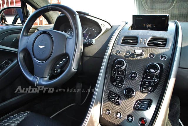 
Bên trong Aston Martin Vanquish Carbon Edition 2015 là hàng loạt chi tiết bằng sợi carbon như cụm điều khiển trung tâm đậm chất thể thao.

