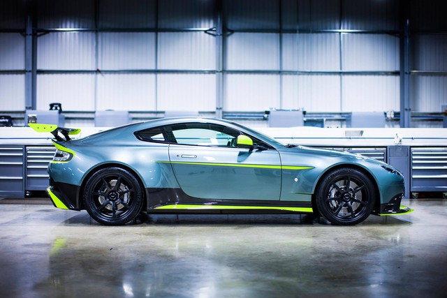
Hãng Aston Martin đến từ Anh vừa tung ra phiên bản đặc biệt mới của dòng xe thể thao hạng sang V8 Vantage mang tên GT8. Được chế tạo với ADN của dòng xe đua, Aston Martin Vantage GT8 2017 là phiên bản mạnh nhất trong dòng V8 Vantage từ trước đến nay.
