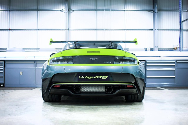 
Một trong những giải pháp ép cân cho Aston Martin Vantage GT8 2017 chính là cụm pin lithium-ion. Bên cạnh đó là trần xe bằng sợi carbon, kính chắn gió sau và kính cửa sổ sau bằng polycarbonate cùng ống xả bằng titan. Bên trong xe có ghế thể thao bằng sợi carbon nhẹ nhưng lại chỉnh bằng tay.
