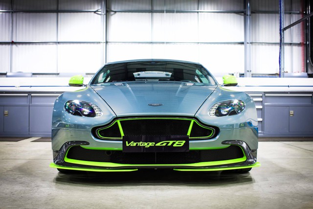 Sức mạnh động cơ cho phép Aston Martin Vantage GT8 2017 tăng tốc từ 0-96 km/h trong 4,4 giây và đạt vận tốc tối đa 305 km/h. Thành tích này có được là nhờ động cơ cải tiến và các giải pháp giảm trọng lượng cho Aston Martin Vantage GT8 2017.