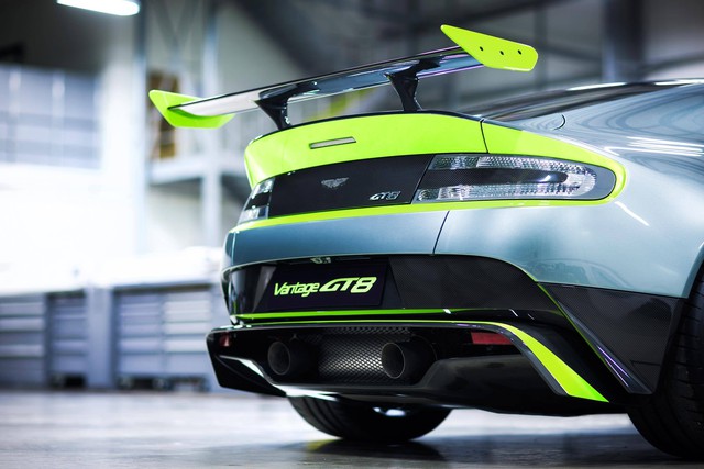 
Khách hàng có thể tùy chọn gọi Aero Pack với cánh gió sau cỡ lớn hơn và cánh gió trước khác biệt, mang đến thiết kế hầm hố hơn cho Aston Martin Vantage GT8 2017.
