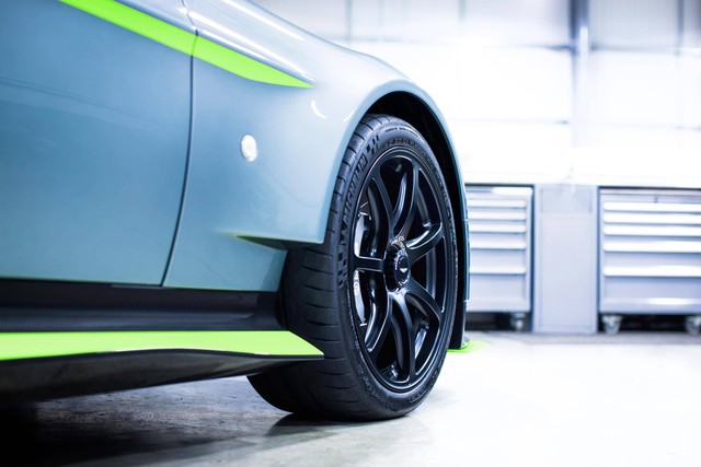 
Ngoài ra, Aston Martin Vantage GT8 2017 còn có bộ vành hợp kim 5 chấu mới tiêu chuẩn. Bộ vành 7 chấu bằng ma-giê siêu nhẹ là trang bị tùy chọn của xe. Cả hai đều đi kèm lốp Michelin Pilot Sport Cup 2.
