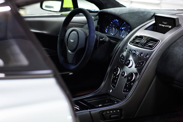 
Bên trong Aston Martin Vantage GT8 2017 có nhiều chi tiết bọc da và Alcantara, phụ kiện bằng sợi carbon, điểm nhấn màu đen bóng, hệ thống âm thanh Bang & Olufsen và chỉ khâu màu đối lập. Cuối cùng là hệ thống thông tin giải trí và những công nghệ mới nhất của Aston Martin V8 Vantage tiêu chuẩn.
