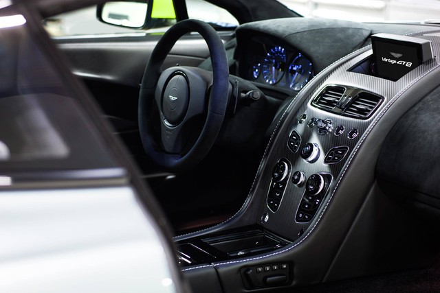 Bên trong Aston Martin Vantage GT8 2017 có nhiều chi tiết bọc da và Alcantara, phụ kiện bằng sợi carbon, điểm nhấn màu đen bóng, hệ thống âm thanh Bang & Olufsen và chỉ khâu màu đối lập. Cuối cùng là hệ thống thông tin giải trí và những công nghệ mới nhất của Aston Martin V8 Vantage tiêu chuẩn.