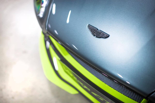 
Bên dưới nắp capô của Aston Martin Vantage GT8 2017 là khối động cơ V8, dung tích 4,7 lít, sản sinh công suất tối đa 446 mã lực và mô-men xoắn cực đại 490 Nm tại vòng tua máy 5.000 vòng/phút. Động cơ đã được cải tiến và kết hợp với hộp số sàn 6 cấp hoặc SportshiftTM II 7 cấp với lẫy gạt chuyển số trên vô lăng. Đây chắc chắn sẽ là tin vui cho những tín đồ xe hơi thực thụ vốn thích hộp số sàn hơn là tự động.

