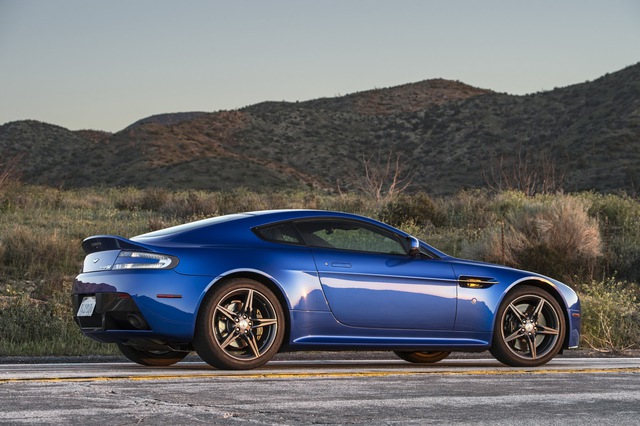 
Hãng Aston Martin chỉ có ý định sản xuất đúng 100 chiếc Vantage GTS 2017.
