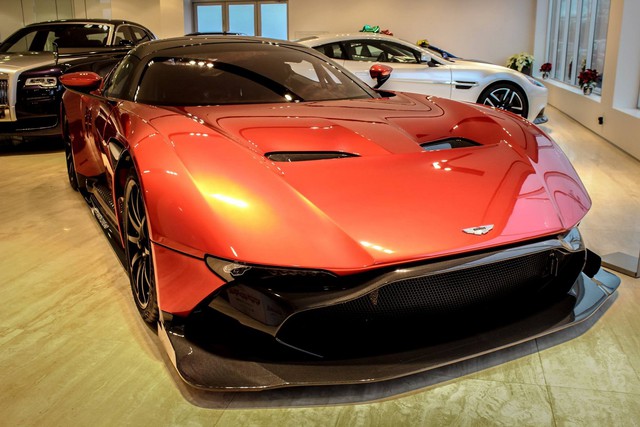 
Vào hồi cuối tháng 11/2015, một chiếc siêu xe Aston Martin Vulcan đầu tiên đã đặt chân đến đất Mỹ. Đến nay, giá bán của siêu xe dành riêng cho đường đua Aston Martin Vulcan mới được công bố. Theo đó, tại thị trường Mỹ, siêu xe Aston Martin Vulcan có giá khởi điểm lên đến 3,4 triệu USD, tương đương Lamborghini Veneno.
