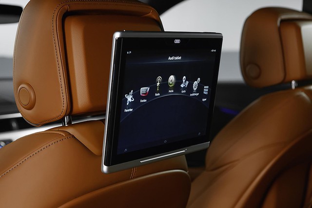
Bên cạnh đó là những trang thiết bị tùy chọn như màn hình màu hiển thị thông tin trên kính chắn gió, dàn âm thanh Bang &amp; Olufsen và buồng lái ảo Audi với màn hình 12,3 inch.
