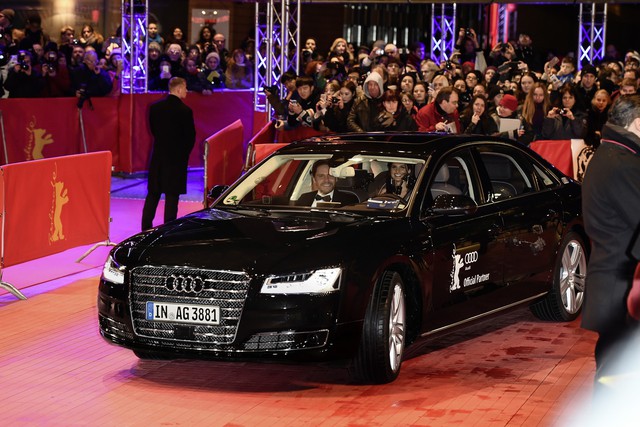 Chiếc Audi A8L W12 chở cặp đôi từ khách sạn đến thảm đỏ liên hoan phim.