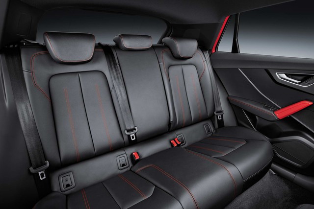 
Hàng ghế sau có thể gập xuống theo 3 cách khách nhau là trang thiết bị tùy chọn của Audi Q2. Thêm vào đó là hệ thống âm thanh Bang & Olufsen với công suất 705 W và 14 loa.

