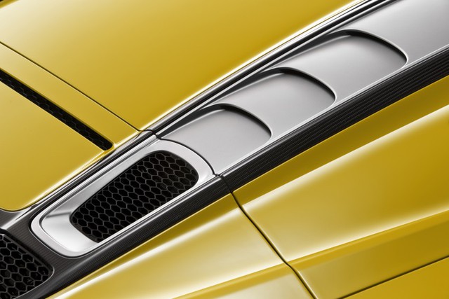 
Theo hãng Audi, mui nỉ của R8 Spyder V10 thế hệ mới nặng 44 kg, có thể gập gọn xuống khoang sau, nằm trên động cơ. Người lái chỉ cần nhấn nút, hệ thống thủy lực sẽ đóng/mở mui của xe trong thời gian chỉ 20 giây và ngay cả khi chạy ở tốc độ 50 km/h.

