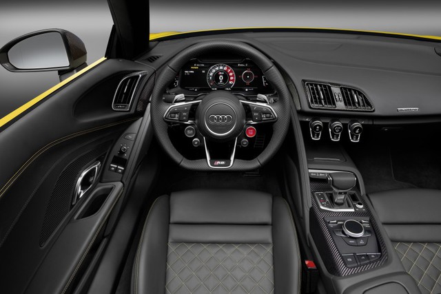 
Chưa hết, không gian nội thất của Audi R8 Spyder V10 thế hệ mới còn yên tĩnh hơn phiên bản cũ nhờ hệ thống làm lệch gió bằng nỉ. Hệ thống này còn giúp làm giảm sự nhiễu loạn không khí khi xe mở mui.
