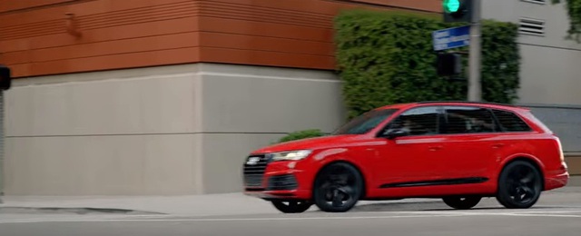 
Chiếc Audi SQ7 2017 màu đỏ do Captain America cầm lái.
