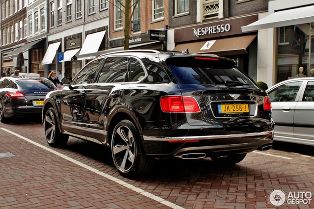 So với phiên bản tiêu chuẩn, Bentley Bentayga First Edition chỉ sở hữu một số điểm nhấn riêng mà nếu không để ý kỹ, bạn có thể không nhận ra. Cụ thể, dấu hiệu nhận biết của Bentley Bentayga First Edition là biểu tượng quốc kỳ Anh và bộ vành 22 inch bóng bẩy với điểm nhấn màu đen.