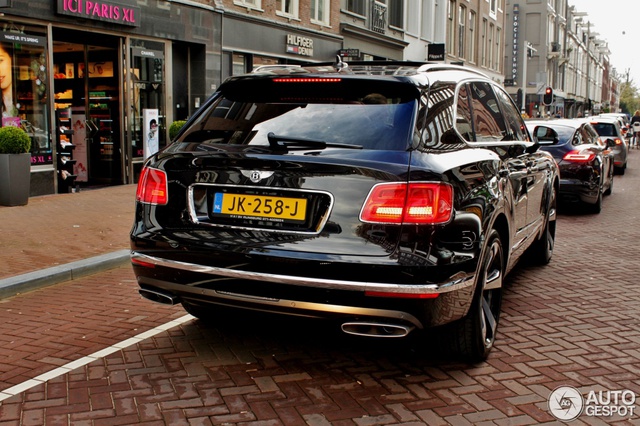 Ngoài ra, Bentley Bentayga First Edition còn có nội thất độc đáo với chỉ khâu hình quả trám màu đối lập và hệ thống đèn viền dạng LED. Những điểm nhấn khác bao gồm bậc cửa lên xuống phát sáng, biểu tưởng quốc kỳ Anh trên bảng táp-lô và dòng chữ First Edition được thêu ở ghế.